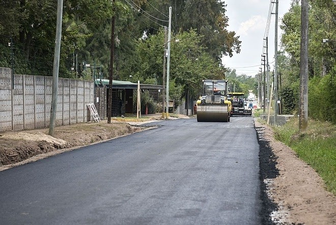La Municipalidad avanza con obras de asfalto sobre las calles Islandia y Albert Schweitzer en Belén de Escobar