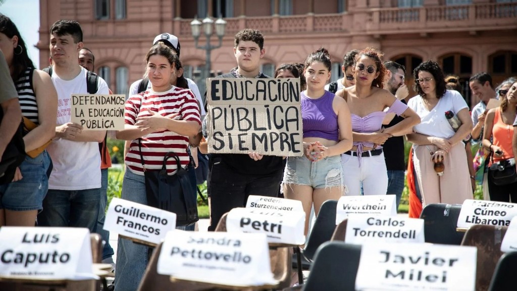La pobreza de los jóvenes, el electorado roto de Milei y el discurso viejo de la política tradicional