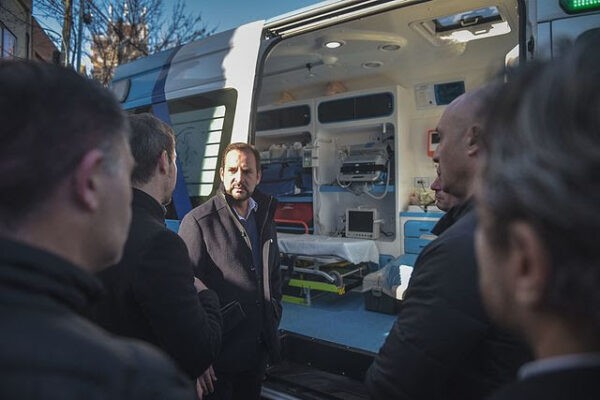 Ariel Sujarchuk y Beto Ramil entregaron las seis nuevas ambulancias que adquirió la Municipalidad de Escobar para fortalecer el sistema de salud