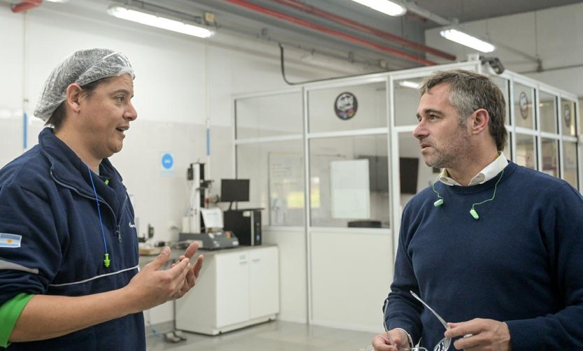 Federico Achával visitó la planta de Kimberly Clark, ubicada en el parque industrial de Pilar