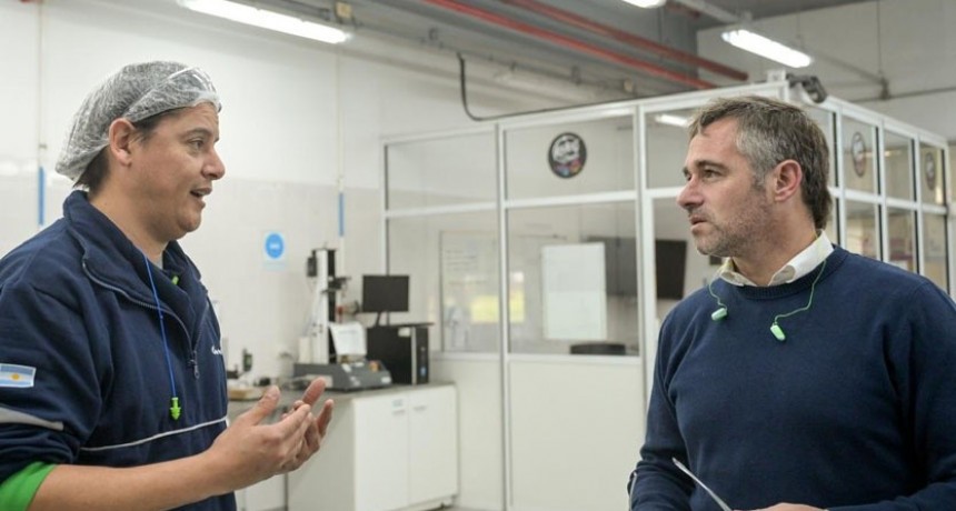 Federico Achával visitó la planta de Kimberly Clark, ubicada en el parque industrial de Pilar