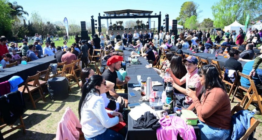 Miles de personas disfrutaron de los festejos por los aniversarios de Ingeniero Maschwitz y Loma Verde