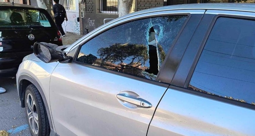 Mujer destrozó los vidrios de dos autos estacionados en el centro de Pilar