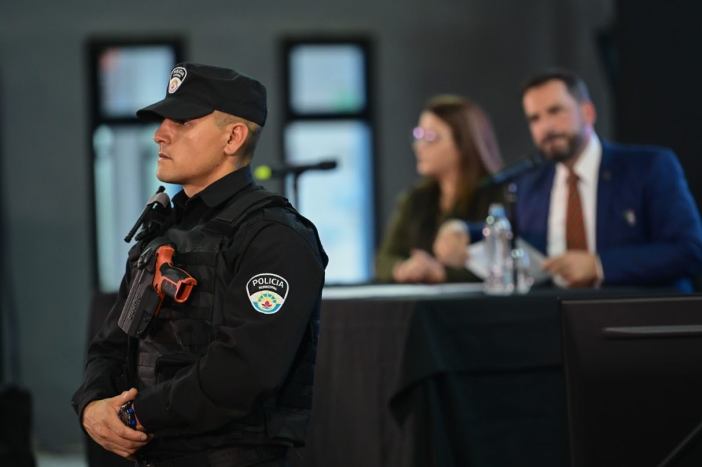 Primera experiencia de la Policía Municipal de Escobar: cadetes que estaban entrenando redujeron a un hombre que acosó a su expareja en la calle