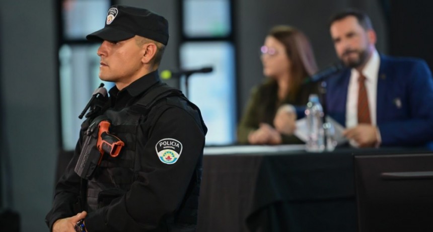 Primera experiencia de la Policía Municipal de Escobar: cadetes que estaban entrenando redujeron a un hombre que acosó a su expareja en la calle