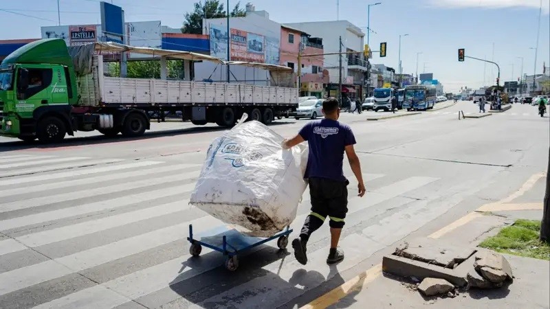 Con Milei, el 90% de los trabajadores informales gana menos de 3 salarios mínimos 