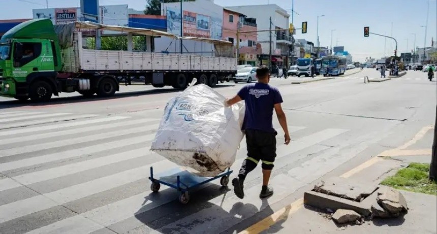 Con Milei, el 90% de los trabajadores informales gana menos de 3 salarios mínimos 