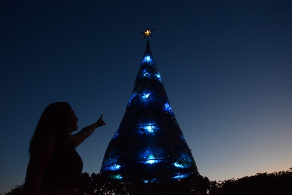 Navidad sostenible: el Municipio armó un imponente arbolito con materiales reciclables en el Parque Papa Francisco